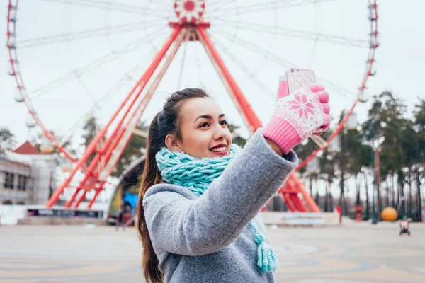 Красива Дівчинка Яка Бере Selfie Тлі Чортове Колесо Взимку — стокове фото