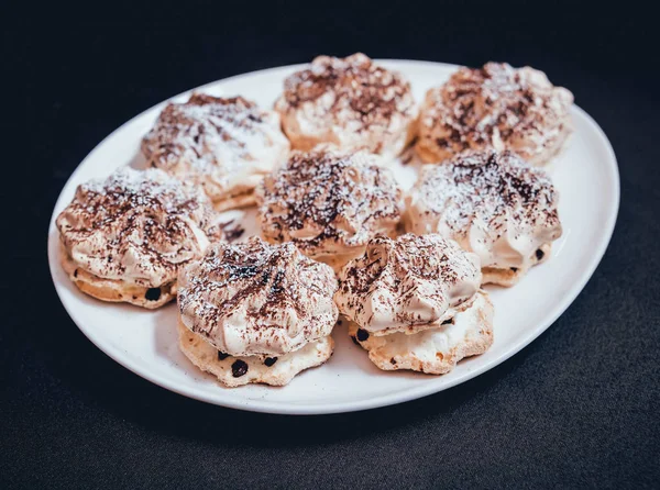 Fransız beze tanımlama karanlık yüzey, portre, seçici odak beyaz plaka üzerinde