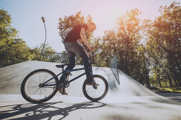 Mladý Bmx Rider Provádění Triků Skateparku — Stock fotografie