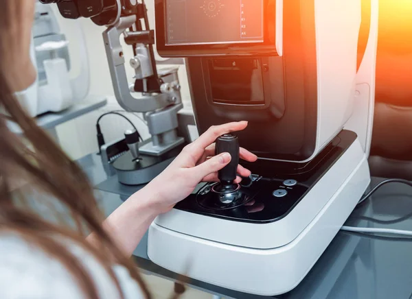 Refractometry. Keratometry. Kırılma testi. Optometri ekipman.