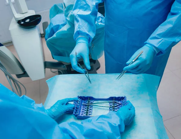 Diş araçları üzerinde mavi arka plan holding eller closeup