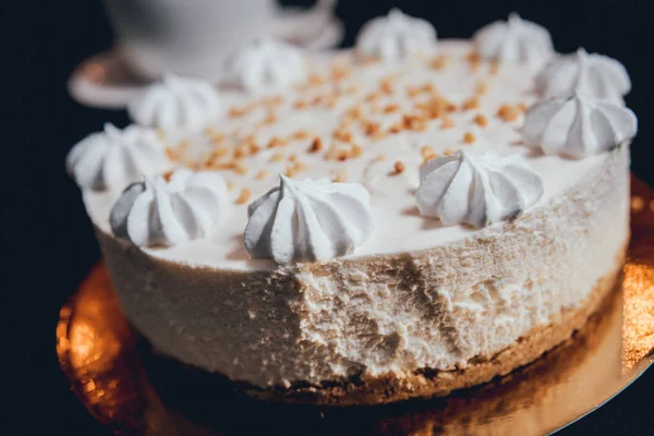 koyu arka plan üzerinde çikolatalı kek.