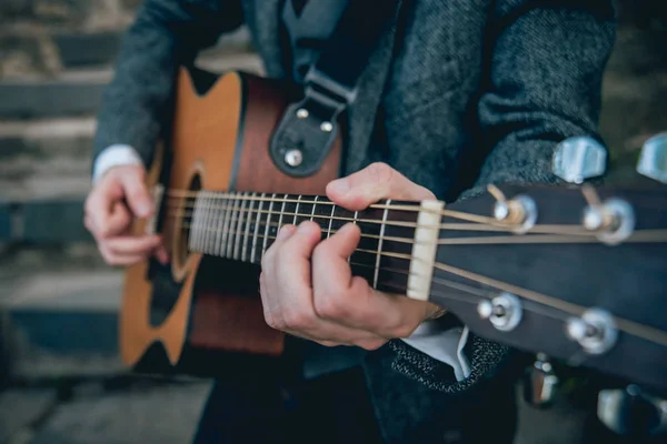 アコースティック ギターを演奏するミュージシャンの画像をトリミング — ストック写真