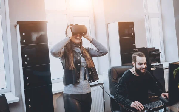 Junger Mann Mit Frau Kreative Büroangestellte Testen Brille Und Haben — Stockfoto