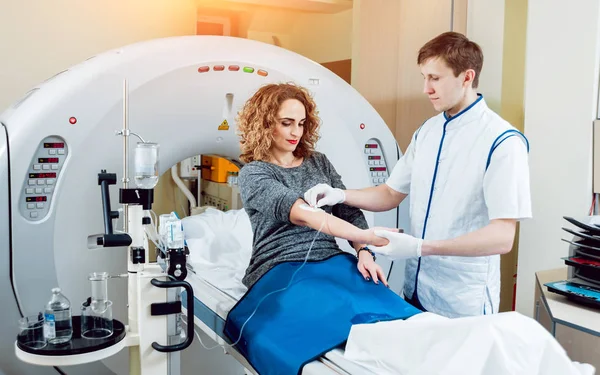 医疗设备 医院计算机断层扫描室男性白种医生和女性患者 — 图库照片