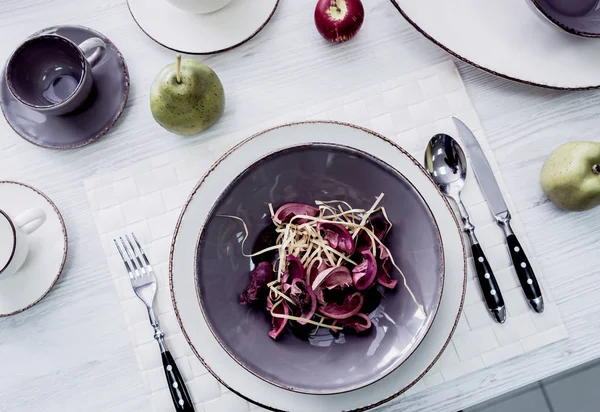 Geserveerd Versierde Tafel Met Stilish Gebruiksvoorwerp — Stockfoto