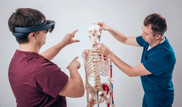 Lekarz Używa Rozszerzonej Rzeczywistości Gogle Ludzki Szkielet Nauczaniu Studentów — Zdjęcie stockowe