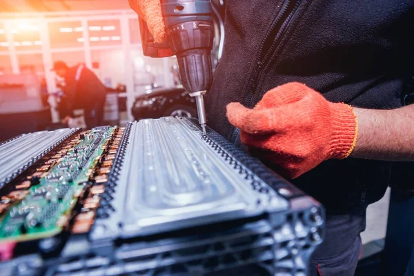 Elecric motorlu pilleri şarj. Pil bir elektrikli araç motorunun sökülmesi. Araba Servisi