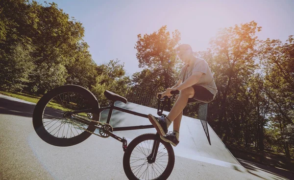 Giovane Pilota Bmx Che Esegue Trucchi Allo Skatepark — Foto Stock