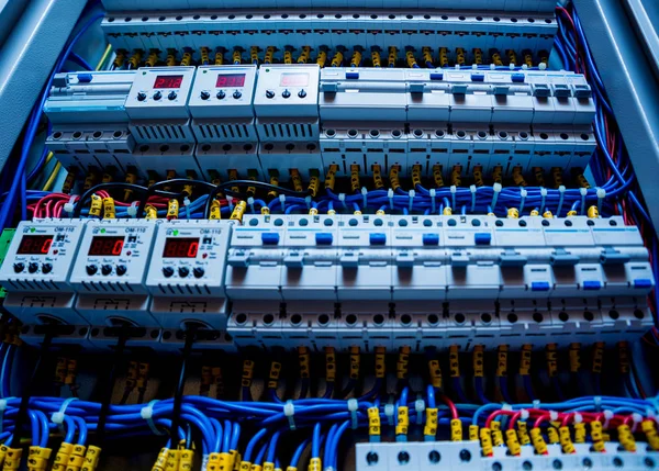 Devre kesicili voltaj santrali.