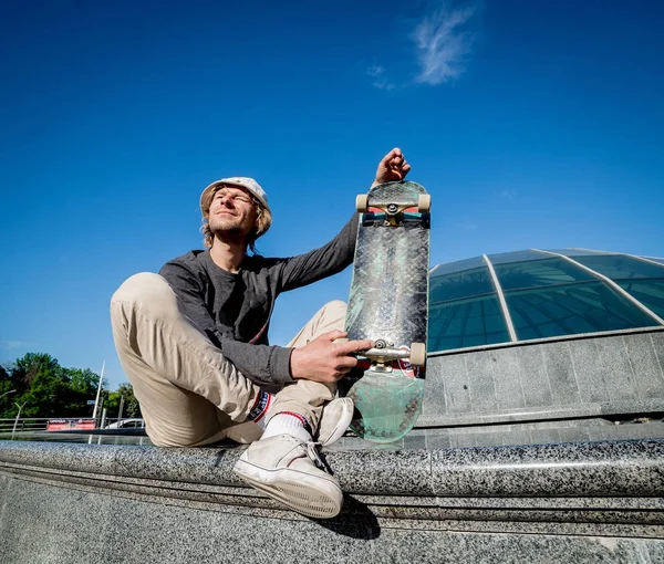 Skateboarder Berlatih Dan Melompat Jalanan — Stok Foto