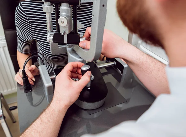 Lamba muayene kesti. Biomicroscopy anterior göz parçasının. Temel göz muayenesinde. Kontakt lensler Check-up.