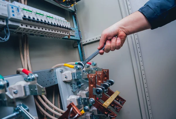 Elektrik kutusuna anahtarları test elektrikçiler eller. Sigortalar ve Kontaktörler elektrik paneli.