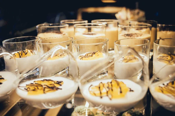 Tatlılar ve pastalar vitrin. İtalyan bir pastane. Kek meyve, çilek ve chokolate ile