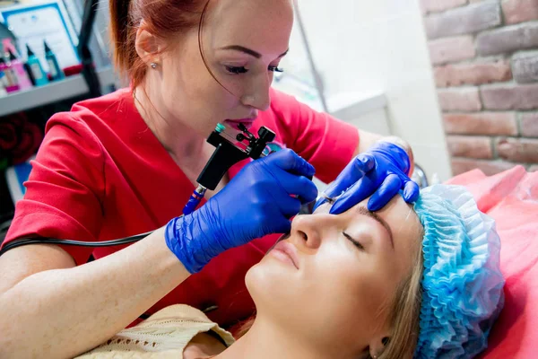 Professionele Tatoeëerder Maakt Tatoeage Wenkbrauw Een Meisje Esthetische Geneeskunde — Stockfoto