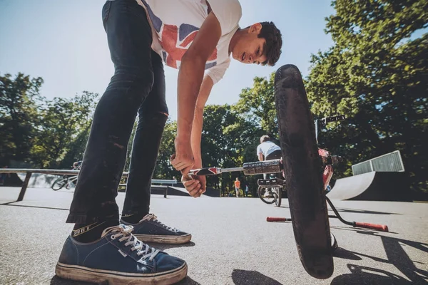 BMX bisiklet skatepark yere. Bisiklet tamir