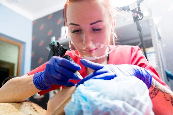 Professional Tattooist Makes Eyebrow Tattoo Girl Aesthetic Medicine — Stock Photo, Image