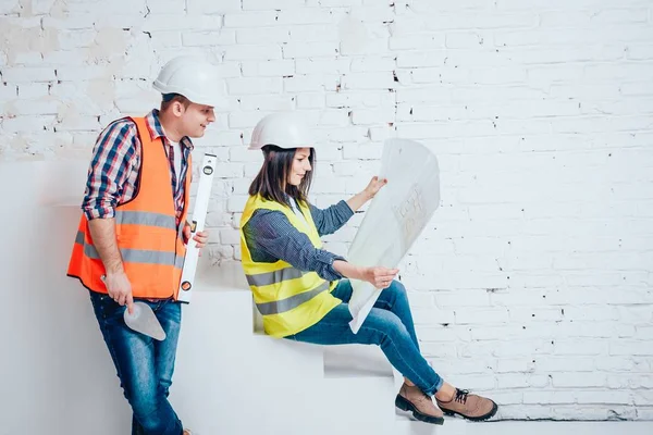 Mutlu çift yapma evlerine onarır. Ev yenileme.