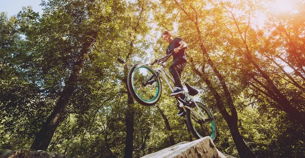Genç bir Bmx skate Park at binme.