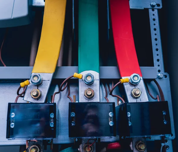 Kablolar ve elektrik kutusuna geçer. Sigortalar ve Kontaktörler elektrik paneli.