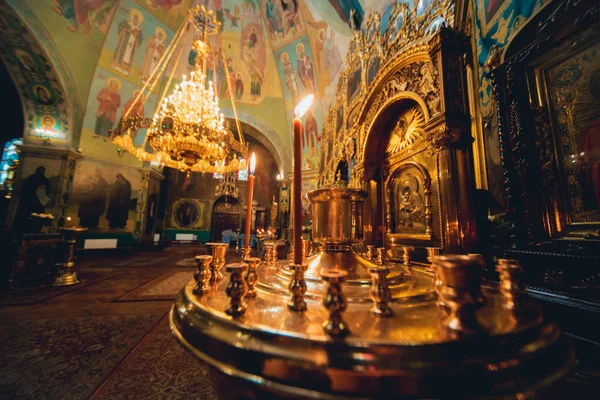 Kilise iç. Mum ışığı.