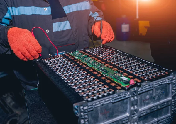 Ładowanie Baterii Elecric Silnika Demontaż Baterii Silnik Elektryczny Pojazdu Serwis — Zdjęcie stockowe