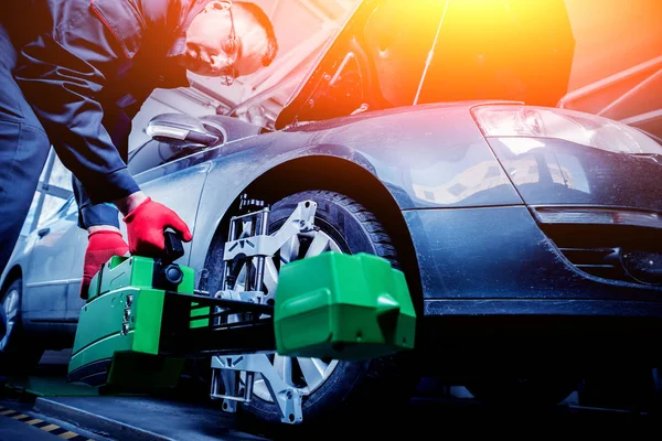 Mecánico Del Coche Instalando Sensor Durante Ajuste Suspensión Trabajos Alineación — Foto de Stock