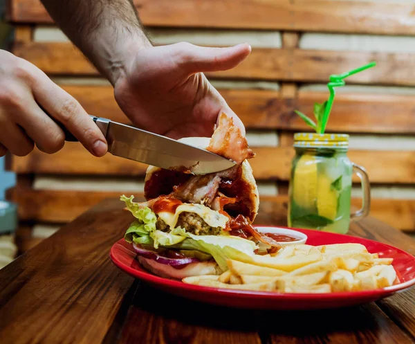 Büyük çizburger ve patates kızartması bir plaka üzerinde. Restoran