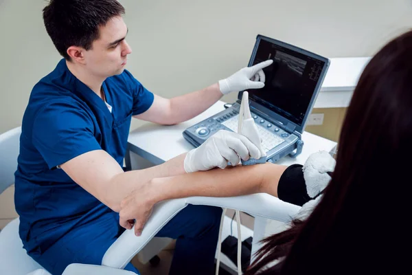 Ortopedi uzmanı doktor ofisinde hastayla. Dirsek ultrason.