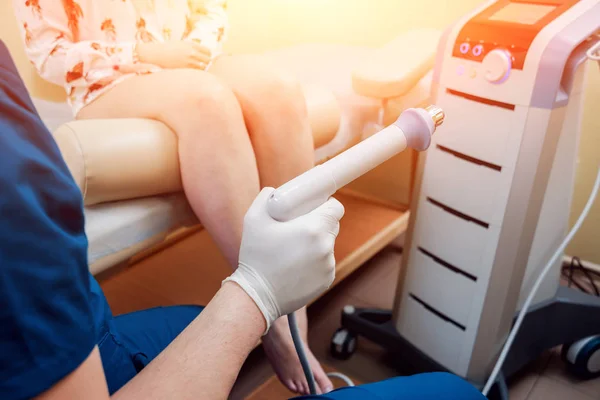 Shock wave therapy. The magnetic field, rehabilitation. Physiotherapist doctor performs surgery on a patients knee — Stock Image Shock Wave Therapy Magnetic Field Rehabilitation Physiotherapist Doctor Performs Surgery Royalty Free Stock Images
