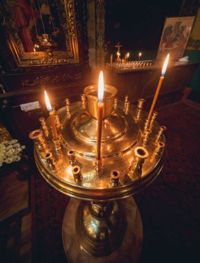Kilise iç. Mum ışığı.