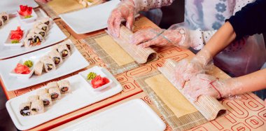 Çocuklar suşi ve rulo hazır olun. -Ustalık restoranda.