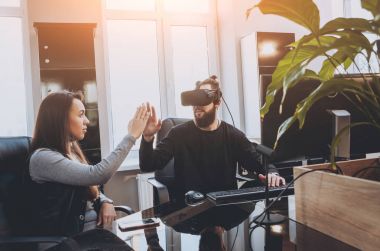 Vr gözlük test ve having fun kadın yaratıcı Ofis çalışanları ile genç adam