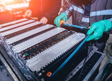 Elecric motorlu pilleri şarj. Pil bir elektrikli araç motorunun sökülmesi. Araba Servisi