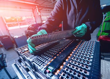 Elecric motorlu pilleri şarj. Pil bir elektrikli araç motorunun sökülmesi. Araba Servisi