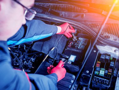 Akümülatör şarj. El ve terminalleri. Araba tamiri. Servis istasyonu.