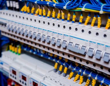 Devre kesicili voltaj santrali.