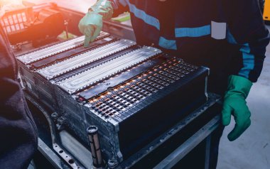 Elecric motorlu pilleri şarj. Pil bir elektrikli araç motorunun sökülmesi. Araba Servisi