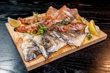 bir ahşap tahta üzerinde kızarmış balık