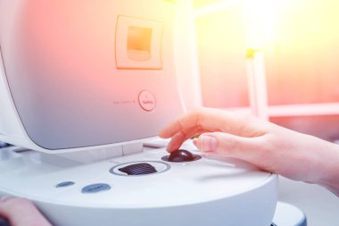 Göz tonometry. Değmeyen kontaklı tonometer. Glokom muayenesi.