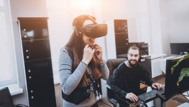 Vr gözlük test ve having fun kadın yaratıcı Ofis çalışanları ile genç adam