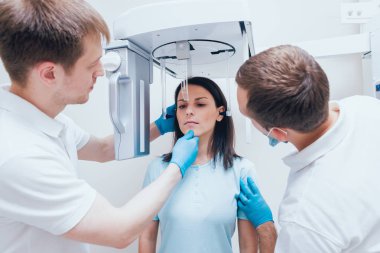 X-ray makinesi hasta kalan genç kadın. Panoramik Radyografi