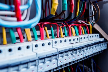 Elektrik donatımı. Kablolar ve izolatörler.