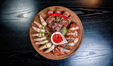 Et soslu bir tabağa dilimlenmiş