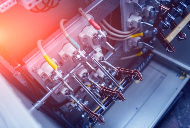 Kablolar ve elektrik kutusuna geçer. Sigortalar ve Kontaktörler elektrik paneli.