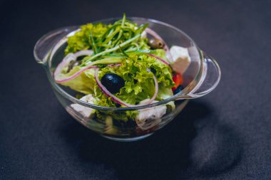 Zeytin ve peynir beyaz yaprak sebze salatası