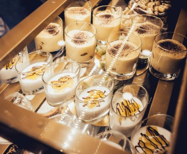 Tatlılar ve pastalar vitrin. İtalyan bir pastane. İle meyve, çilek ve çikolata kek