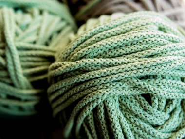 Masada yeşil iplikler closeup. Malzeme örme için. 