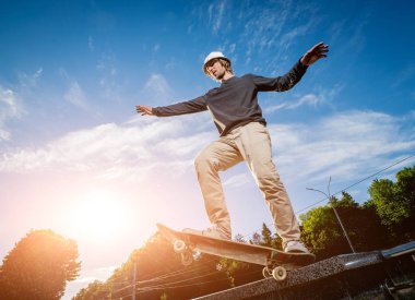 Pratik ve sokaklarda atlama kaykaycı