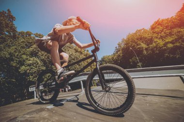 Genç Bmx sürücüsü hileci vasıl skatepark gerçekleştirme.